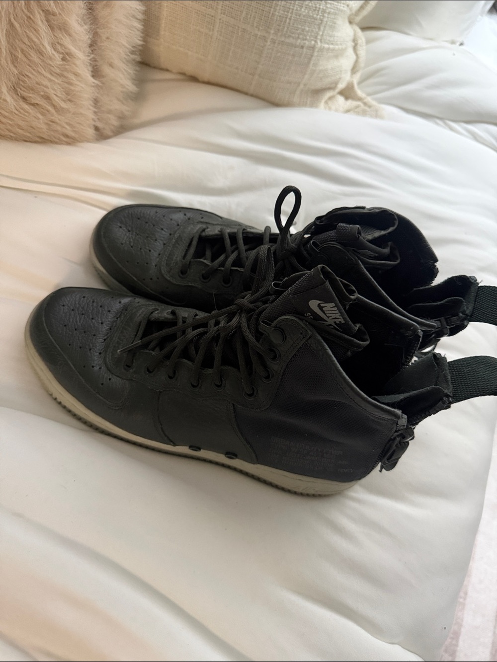 Nike women’s Black High-Top Athletic Sneakers